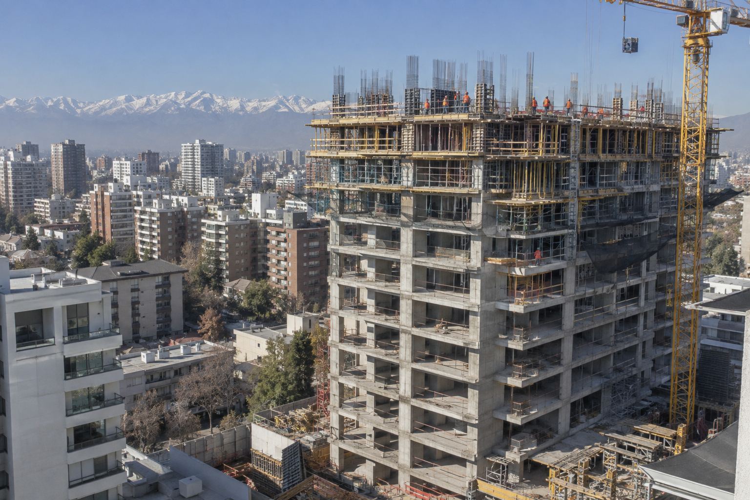 Edificio en obra gruesa con grúa torre