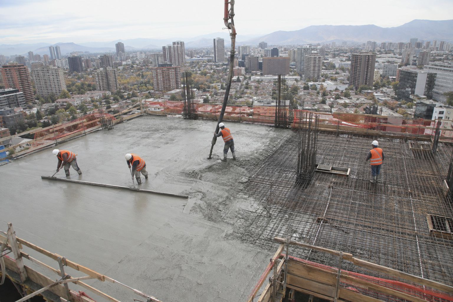 Hormigonado de losa en una obra de edificación